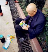 九旬大爷街头绣鞋垫引围观   路人：年轻人你凭什么不努力