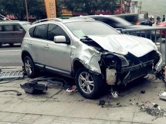 小轿车驶出道路 撞上路边护栏“破了相”