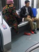 大妈车厢内花式占座 脱鞋伸腿“舒展筋骨”