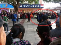 大爷为了看清表演 前抱后背两小孩站上电动车