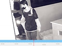 小伙戴着口罩在店内行盗 被监控拍下
