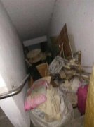 焦灼！小区住户在楼梯口堆放大量废弃用品