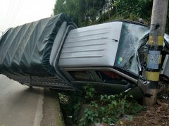小货车撞上路边电线杆 车身倾斜欲倒