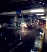 超高货车撞坏消防雨洒 车库秒变“水帘洞”