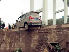 车轮“悬空”路坎边 摇摇欲坠很危险