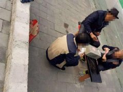 三位大爷路边打牌图省事 竟拆下石头垫高