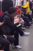 <b>男子在车厢里抽烟 还翘着二郎腿</b>