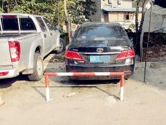 重庆街边现“神停车”  路人：车辆进出是个谜