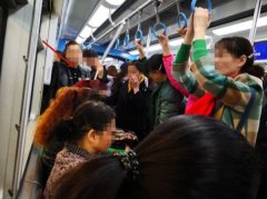 大妈们车厢上大声聊天 令车内乘客反感