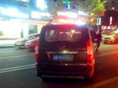小伙搭黑车中途被赶下车：司机抡起砖头说“砸死你”