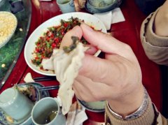 生日聚餐吃出卫生纸 餐馆回应：你想怎么办就怎么办