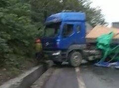 货车失控撞向路沟横停路中央 货物甩落一地