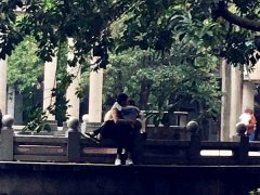 情侣公共场合秀恩爱   家长：有考虑孩子的感受吗？