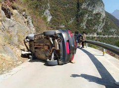 小轿车侧翻路中央 周围都是山坡