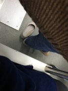 乘客车厢内脱鞋站立 还将脚放在座椅边缘