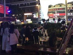 男子街头冒雨演唱 美女打伞围观