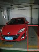 车库独占两车位 如此停车太自私