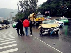 出租车与轿车相撞   车轮破损车身倾斜