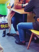 女子店内脱鞋喝奶茶 神态自然地聊着天