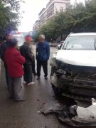 两车相撞现场一片狼藉 车头车尾受损严重