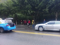 雨天路滑又出事故 两车相撞受损严重