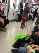 大妈车厢内花式嗑瓜子 随手扔了一地瓜子壳