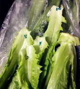 市民从菜市场买回的蔬菜  菜叶上却沾有蓝色颗粒物