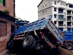 两货车失控肇事 沙石倾斜而出把车压得翘起