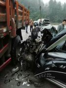 皮卡车撞上大货车 车头被撞瘪碎片满地