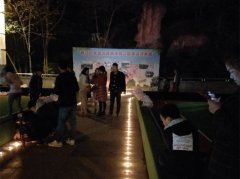 男子摆蜡烛气球现场求婚 网友：又少一根光棍