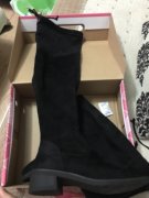 女子买到心仪鞋子 回家发现可能买贵了