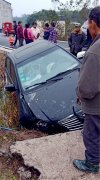 小车驶出道路冲下田坎 画面略显尴尬