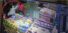 顾客与促销员店里动起了手 闹得沸沸扬扬