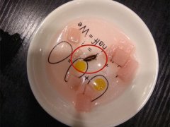 食客泡菜里吃到蟑螂   服务员：要不给你换一碟