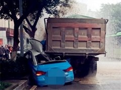 两车相撞导致路边水管爆裂  出租车几乎报废