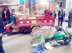 三轮车失控撞倒摩托车   瞬间直冲路边餐馆