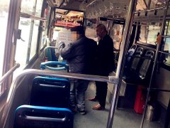 公交司机搀扶老人上下车  感动车内乘客
