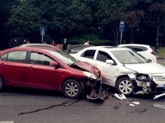 两车街头上演“碰碰车” 两车车头面目全非