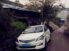小车为避让货车 司机驾车掉进路沟