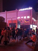 双11过后 市民排起数米长龙拿快递