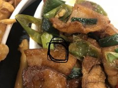 小炒肉里吃出白虫 店方：肉都是总部送来正常加工的