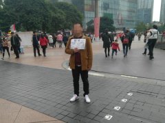 男子在街头举牌征婚：有车有房无不良嗜好