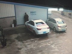 男子在库房门口小便  女员工上前制止反被怼