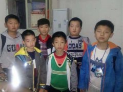 千元现金掉在小区内 六名小学生拾金不昧物归原主