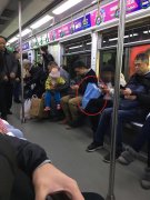 女子将物品放在座位上 还瞪旁边的乘客