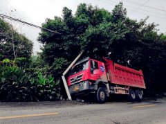 大货车冲出车道  撞断路边电杆