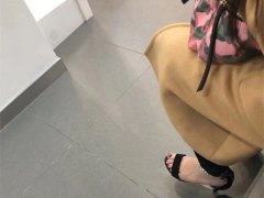 女子大衣配凉鞋 网友：还记得高领毛衣配短裙的魏璎珞吗