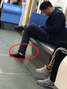 男子车厢内跷着二郎腿嗑瓜子 地上全是瓜子壳