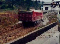 满载碎石的货车开到路边土坎上  一名路人被撞亡