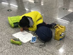 真学霸！小女孩在站内趴着写作业候车